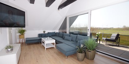Hundehotel - WLAN - Deutschland - Wohnzimmer mit Balkon OG - Ferienhaus Wiesenblick