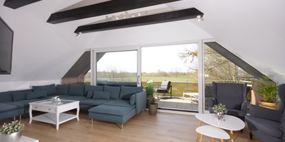 Hundehotel - Geschirrspüler - Wohnzimmer mit Balkon OG - Ferienhaus Wiesenblick