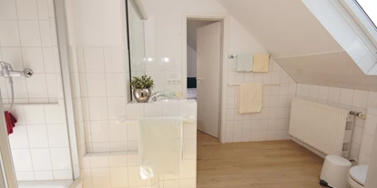 Hundehotel - Badewanne und Dusche - Schleswig-Holstein - Badezimmer mit Dusche im OG - Ferienhaus Wiesenblick