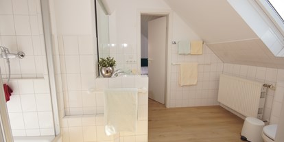 Hundehotel - Badewanne und Dusche - Deutschland - Badezimmer mit Dusche im OG - Ferienhaus Wiesenblick