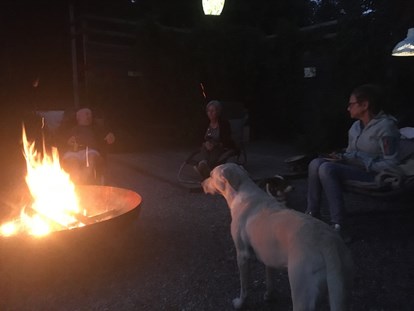 Hundehotel - Trink-/Fressnapf: an der Rezeption - Laßnitzhöhe - Lagerfeuer - Naturforsthaus 