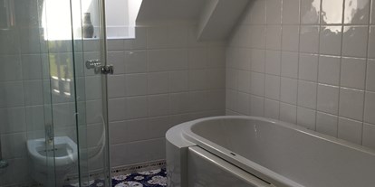 Hundehotel - WLAN - PLZ 9376 (Österreich) - Badezimmer im Gartenblick-Zimmer - Naturforsthaus 