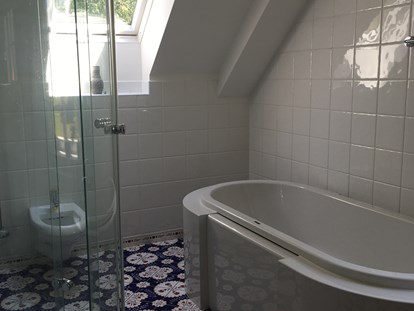 Hundehotel - Umgebungsschwerpunkt: See - Badezimmer im Gartenblick-Zimmer - Naturforsthaus 