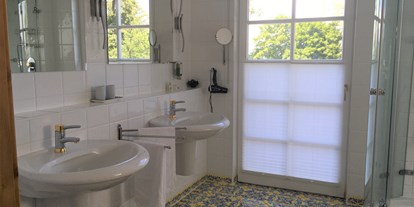 Hundehotel - WLAN - PLZ 8010 (Österreich) - Badezimmer in Eddas Zimmer - Naturforsthaus 