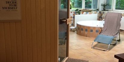 Hundehotel - Pools: Schwimmteich - Sauna und Dampfbad
Whirlpool in der Ferienwohnung - Naturforsthaus 