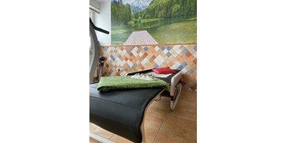 Hundehotel - Wellnessbereich - PLZ 9122 (Österreich) - Jadestein-Massageliege in der Ferienwohnung - Naturforsthaus 
