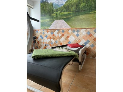Hundehotel - Bademöglichkeit für Hunde - Jadestein-Massageliege in der Ferienwohnung - Naturforsthaus 
