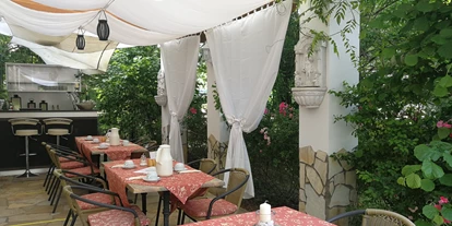 Hundehotel - Hund im Restaurant erlaubt - Glashütten (Hochtaunuskreis) - Terrasse im Garten Eden - Mediterran Hotel Juwel