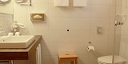 Hundehotel - Dogsitting - PLZ 3072 (Schweiz) - Badezimmer in allen Zimmer - Chalet-Gafri BnB - traditionelle Frühstückspension 