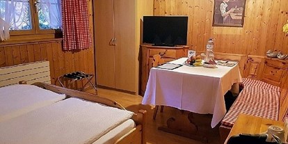 Hundehotel - Umgebungsschwerpunkt: Fluss - PLZ 3822 (Schweiz) - Das kleine Doppelzimmer im Nebenhaus - Chalet-Gafri BnB - traditionelle Frühstückspension 
