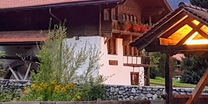 Hundehotel - Schweiz - nahe gelegen, die Alte Mühle mit Dorfmuseum - Chalet-Gafri BnB - traditionelle Frühstückspension 