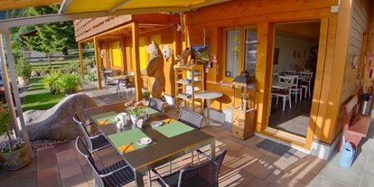 Hundehotel - Unterkunftsart: Pension - PLZ 3780 (Schweiz) - Gedeckte Terrasse - tolles Frühstück auf drassen im Sommer - Chalet-Gafri BnB - traditionelle Frühstückspension 