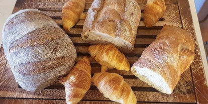 Hundehotel - Wilderswil - Brotauswahl und Gipfeli - Chalet-Gafri BnB - traditionelle Frühstückspension 
