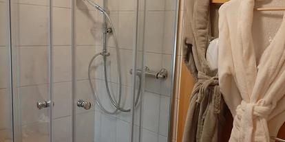 Hundehotel - Mariahof - Eine Regendusche und kuschelige Bademäntel nach der Dusche ist ein muß!!! - Ferienhaus Harmonie