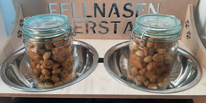 Hundehotel - Steiermark - Für unsere vierbeinigen Gäste, gibt auch eine Fellnasen Futterstation und wenn gewünscht die richtige Größe an Futterschüsseln.  - Ferienhaus Harmonie