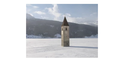 Hundehotel - Preisniveau: günstig - Italien - Kirchturm im gefrorenen Reschensee - Hotel Reschnerhof