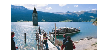 Hundehotel - Preisniveau: günstig - St. Anton am Arlberg - Kirchturm im Reschensee im Sommer - Ausflugsfahrt mit der MS Hubertus - Hotel Reschnerhof