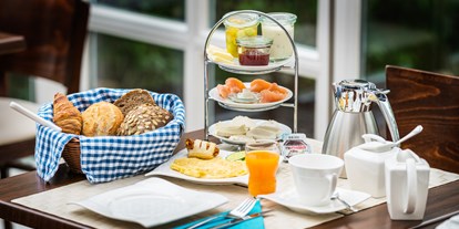 Hundehotel - Lütjenholm - Wählen Sie täglich und nach Herzenslaune eine unserer Frühstücksvarianten (klein, süß, herzhaft, groß) aus!
Einzelne Komponenten und Extras können Sie jederzeit während des Frühstücks dazu bestellen.

Ihr ganz persönliches Frühstück wird dann von uns frisch für Sie zubereitet und am Platz serviert. - Hotel kleine Auszeit