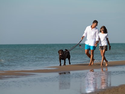 Hundehotel - Hundewiese: nicht eingezäunt - Marina Azzurra Resort