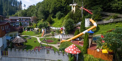 Hundehotel - Schwerpunkt: Seen & Berge - Kärnten - Smileys Kinderhotel Spielplatz  - Smileys Fluss Chalet