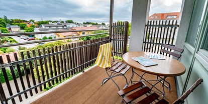 Hundehotel - Terrasse - Deutschland - Balkon der großzügigen Wohnung "Hiddensee 6" mit Balkonmöbeln - Rügener Ferienhäuser am Hochufer