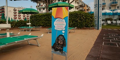 Hundehotel - Verpflegung: Frühstück - Lido di Jesolo - Den vierbeinigen Freunden stellt das Hotel zur Verfügung einen eigenen, extra ausgestatteten kleinen abgegrenzten Strandbereich für Gäste mit Tieren (ohne direkten Zugang zum Meer, auf dem Grundstück des Hotels). - Hotel Croce di Malta