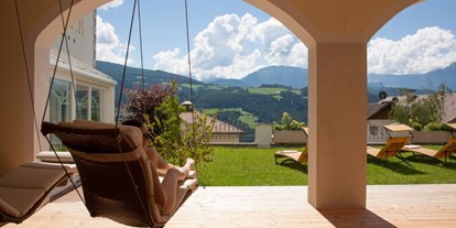 Hundehotel - Pools: Innenpool - Trentino-Südtirol - Schwebeliegen mit Ausblick - Sonnenhotel Adler Nature Spa Adults only