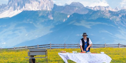 Hundehotel - Hund im Restaurant erlaubt - St. Leonhard (Trentino-Südtirol) - Juniorchef Walter beim wöchentlichen Grillen auf der Alm - Sonnenhotel Adler Nature Spa Adults only