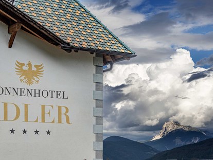 Hundehotel - Umgebungsschwerpunkt: am Land - Trentino-Südtirol - Außenansicht Hotel - Sonnenhotel Adler Nature Spa Adults only