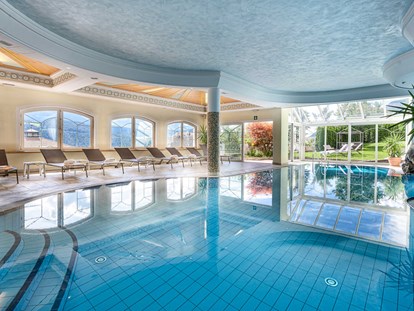 Hundehotel - Pools: Innenpool - Schwimmbad mit Blick auf die Dolomiten - Sonnenhotel Adler Nature Spa Adults only