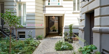 Hundehotel - Umgebungsschwerpunkt: Stadt - Gorki Apartment Innenhof - Weinbergsweg 25 - 10119 Berlin  - Gorki Apartments