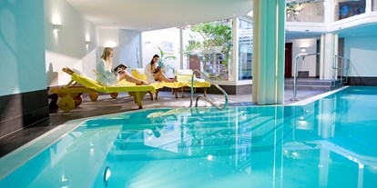 Hundehotel - Trink-/Fressnapf: an der Rezeption - Gstaad - Indoor-Swimmingpool - GOLFHOTEL Les Hauts de Gstaad & SPA