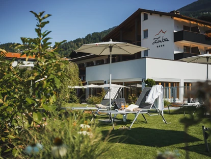 Hundehotel - Verpflegung: 3/4 Pension - Davos Dorf - Liegewiese mit Aussicht - Hotel Zimba Gmbh + CoKG
