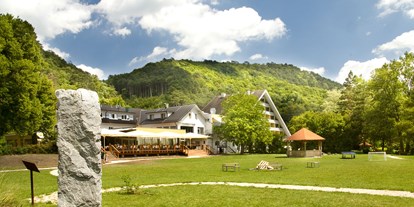 Hundehotel - Verpflegung: Halbpension - PLZ 1200 (Österreich) - Hotelansicht mit Parkanlage - Hotel Krainerhütte