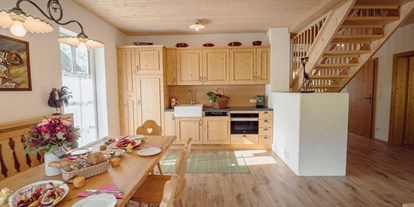 Hundehotel - Unterkunftsart: Einzelhaus - Grundlsee Wohnraum mit Küche - Narzissendorf Zloam