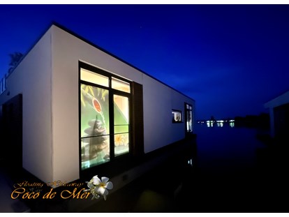 Hundehotel - Meerblick - Ostseeküste - Coco de Spa, die Wellnessoase nachts von außen - the wellness-oasis at night from outside - Coco de Mer