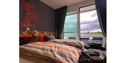 Hundehotel - Schwerpunkt: Sonne & Strand - Blick aufs Wasser aus dem Masterschlafzimmer - direct waterview from the beds (main sleeping room) - Coco de Mer
