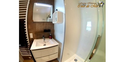 Hundehotel - moderne Bäder mit Duschen und Fußbodenheizungen - modern bathrooms with showers and underfllor heatings - Coco de Mer