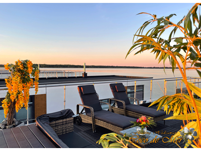 Hundehotel - in einer Ferienanlage/Wohnanlage - gut ausgestattete Sonnenterrasse - well equipped sun terrace - Coco de Mer