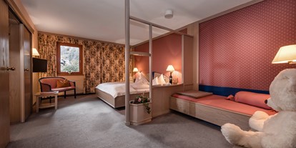 Hundehotel - Kraß (Himmelberg) - Schlafzimmer Grande Suite superieur Sterntaler mit 3 Betten - Hotel St. Oswald
