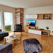 Urlaub-mit-Hund - Wohnzimmer mit Terrasse und Garten, Gartenblick  - Monteur- und Ferienwohnung Gästehaus Rhein-Main Ferienwohnung