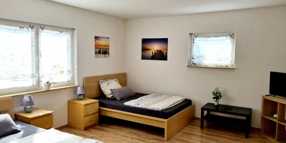 Hundehotel - Dusche - Hessen - Schlafzimmer in Erdgeschoss mit 2 Betten 140x200cm und TV mit Netflix - Monteur- und Ferienwohnung Gästehaus Rhein-Main Ferienwohnung