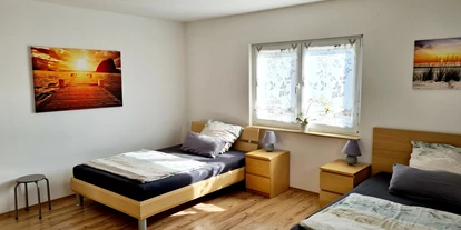 Hundehotel - Terrasse - Hessen - Schlafzimmer im Erdgeschoss mit 2 Betten 140x200cm und TV mit Netflix - Monteur- und Ferienwohnung Gästehaus Rhein-Main Ferienwohnung