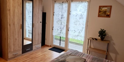Hundehotel - Reinigung - Hessen - Schlafzimmer Obergeschoss mit Balkon, TV mit Netflix (Doppelbett 180x200cm oder 2 Einzelbetten 90x200cm) - Monteur- und Ferienwohnung Gästehaus Rhein-Main Ferienwohnung