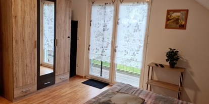 Hundehotel - Dusche - Schlafzimmer Obergeschoss mit Balkon, TV mit Netflix (Doppelbett 180x200cm oder 2 Einzelbetten 90x200cm) - Monteur- und Ferienwohnung Gästehaus Rhein-Main Ferienwohnung