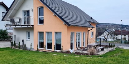 Hundehotel - Tiefkühler - Deutschland - Aussenansicht mit Terrasse und Garten  - Monteur- und Ferienwohnung Gästehaus Rhein-Main Ferienwohnung