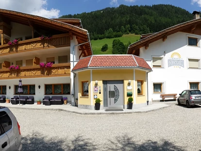 Hundehotel - Trink-/Fressnapf: vor dem Haus - Mayrhofen (Mayrhofen) - Hotel Sonja