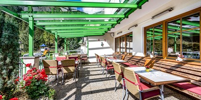 Hundehotel - Umgebungsschwerpunkt: Berg - PLZ 6410 (Österreich) - Terrasse im Vierjahreszeiten - Hotel Vierjahreszeiten