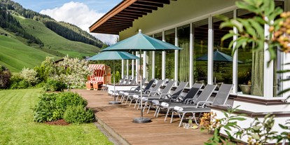 Hundehotel - Umgebungsschwerpunkt: Berg - PLZ 6410 (Österreich) - Liegewiese im Vierjahreszeiten - Hotel Vierjahreszeiten
