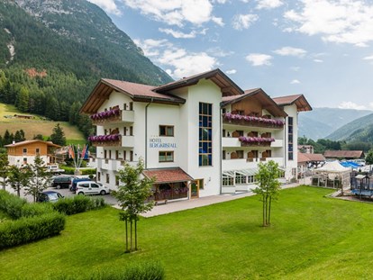 Hundehotel - Hundewiese: nicht eingezäunt - Seefeld in Tirol - Hotel Sommer - Hotel Bergkristall
